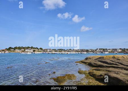 Port de Ploumanac'h, Tournoy, Tregastel, Côte de granit Rose, Bretagne, France, bateaux de pêche et voiliers sur la côte bretonne dans la belle s. Banque D'Images