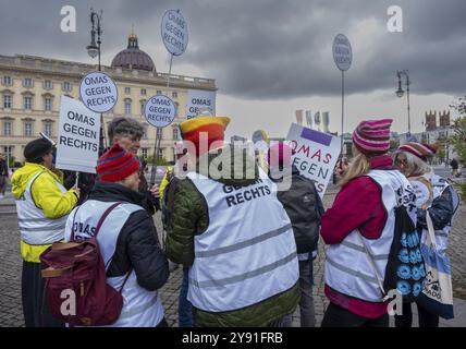 Allemagne, Berlin, 03.10.2024, Grannies contre la droite, Lustgarten, Berlin City Palace, Humboldt Forum, Europe Banque D'Images