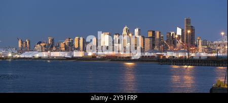 Le Seattle Washington waterfront brille au crépuscule montrant les réservoirs et conteneurs au port d'expédition Banque D'Images