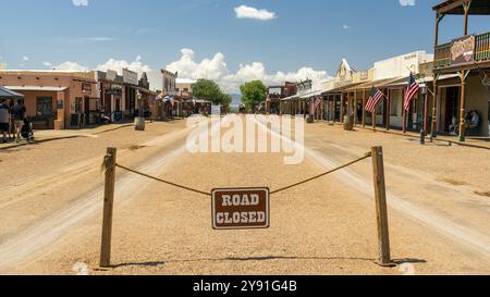 Rue principale à Tombstone un jour d'été, la rue bloquait les véhicules pour accueillir chevaux et wagons et la fusillade occaisionnelle Banque D'Images