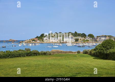 Port de Ploumanac'h, Tournoy, Tregastel, Côte de granit Rose, Bretagne, France, bateaux de pêche et voiliers sur la côte bretonne dans la belle s. Banque D'Images