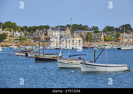 Port de Ploumanac'h, Tournoy, Tregastel, Côte de granit Rose, Bretagne, France, bateaux de pêche et voiliers sur la côte bretonne dans la belle s. Banque D'Images