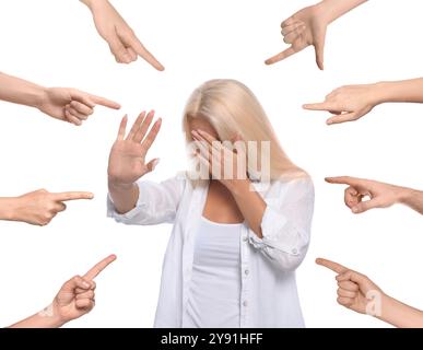 Les gens pointant vers la femme embarrassée sur fond blanc Banque D'Images