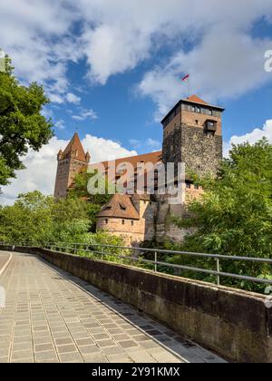 Château de Nuremberg : Tour pentagonale, écuries impériales et Tour de Luginsland le jour d'été, Allemagne Banque D'Images