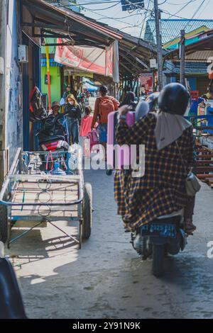 Balikpapan, Indonésie - 26 juin 2024. Ils sont sur le point de traverser la baie de Balikpapan de la ville de Balikpapan à la région de Penajam, portant leurs biens. Banque D'Images