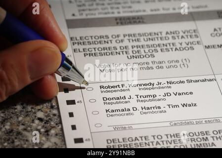 Washington, DC, États-Unis. 7 octobre 2024. Remplir un bulletin de vote postal pour l'élection présidentielle américaine de 2024. Banque D'Images