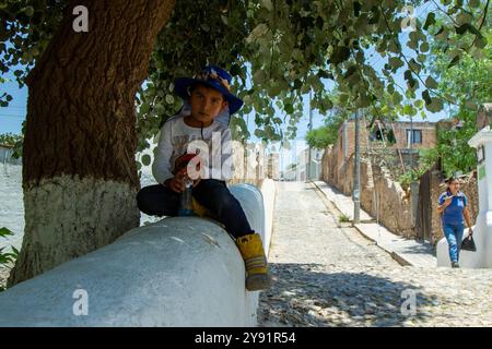 Mineral de Pozos, Guanajuato, Mexique ; 03 18 2024 ; Un petit garçon Mexica assis dans la rue. Banque D'Images