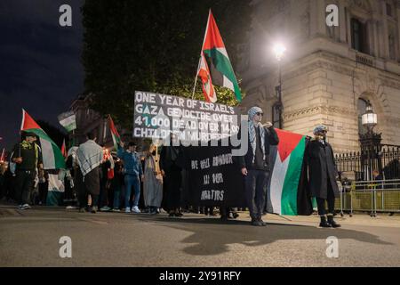 Londres, Royaume-Uni. Octobre 2024. Un processus funéraire mené par des porteurs de cercueil et un deuil portant des fleurs a eu lieu à Westminster pour honorer les 41 000 Palestiniens tués au cours de l'année écoulée après le déclenchement de la guerre entre Israël et le Hamas le 8 octobre 2023, et plus récemment les morts au Liban suite à des explosions de pager et des frappes aériennes. Les femmes et les enfants constituent la majorité des victimes, soit environ 70 % des personnes tuées. Crédit : onzième heure photographie/Alamy Live News Banque D'Images