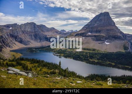 Hidden Lake et Bearhat Mountain au Glacier National Park, Montana en septembre Banque D'Images