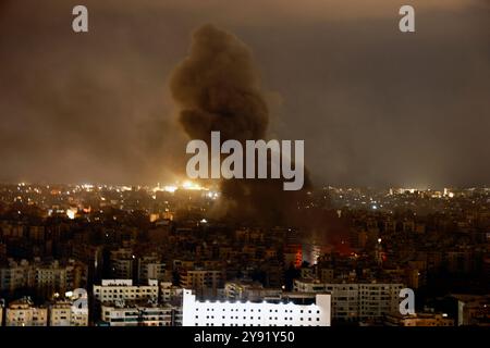 Beyrouth, Liban. 07 octobre 2024. Des frappes aériennes israéliennes ont été menées le 7 octobre 2024, avec de la fumée noire toujours en train de s'élever de la zone dans la banlieue sud de Beyrouth, au Liban. Photo de Marc Fayad/ABACAPRESS. COM Credit : Abaca Press/Alamy Live News Banque D'Images