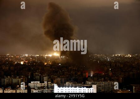 Beyrouth, Liban. 07 octobre 2024. Des frappes aériennes israéliennes ont été menées le 7 octobre 2024, avec de la fumée noire toujours en train de s'élever de la zone dans la banlieue sud de Beyrouth, au Liban. Photo de Marc Fayad/ABACAPRESS. COM Credit : Abaca Press/Alamy Live News Banque D'Images