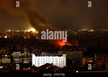 Beyrouth, Liban. 07 octobre 2024. Des frappes aériennes israéliennes ont été menées le 7 octobre 2024, avec de la fumée noire toujours en train de s'élever de la zone dans la banlieue sud de Beyrouth, au Liban. Photo de Marc Fayad/ABACAPRESS. COM Credit : Abaca Press/Alamy Live News Banque D'Images