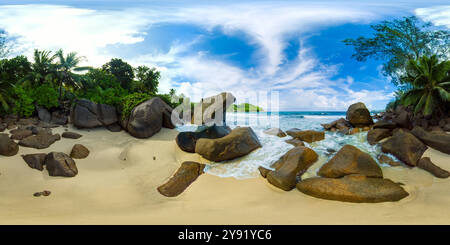 Vue panoramique à 360° de Des rochers dispersés à travers une crique de sable. Mahé, Seychelles.