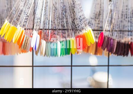 échantillons de couleur multicolores pour peindre une manucure élégante des ongles. style et mode Banque D'Images