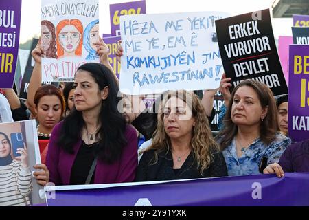 L'ancienne députée et éminente politicienne kurde Ayla Akat Ata (L1), le Parti de l'égalité des peuples et de la démocratie (Parti DEM) Mardin, député Salihe Aydeniz (M) et le président provincial du Parti DEM Diyarbakir Gulsen Ozer (R1) participent à la manifestation. Le nombre croissant de meurtres de femmes en Turquie a été protesté dans la ville de Diyarbakir avec un communiqué de presse en présence de la plateforme des femmes Dicle Amed, du réseau de Diyarbakir pour la lutte contre la violence, du mouvement des femmes libres (TJA) et de certains partis politiques. Des milliers de femmes ont participé à des manifestations simultanées dans de nombreuses autres villes de Turquie. (Photo de Mehmet Masu Banque D'Images