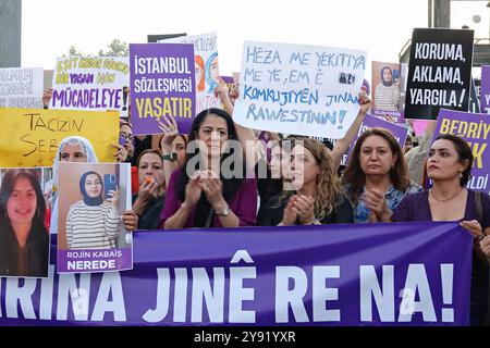 L'ancienne députée et éminente politicienne kurde Ayla Akat Ata (R4), le Parti de l'égalité des peuples et de la démocratie (Parti DEM) Mardin, député Salihe Aydeniz (R3) et le président provincial du Parti DEM Diyarbakir Gulsen Ozer (R2) participent à la manifestation. Le nombre croissant de meurtres de femmes en Turquie a été protesté dans la ville de Diyarbakir avec un communiqué de presse en présence de la plateforme des femmes Dicle Amed, du réseau de Diyarbakir pour la lutte contre la violence, du mouvement des femmes libres (TJA) et de certains partis politiques. Des milliers de femmes ont participé à des manifestations simultanées dans de nombreuses autres villes de Turquie. (Photo de Mehmet Mas Banque D'Images