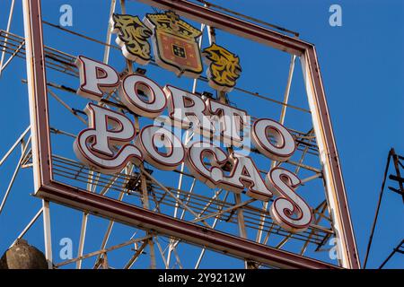 Porto, Portugal, 29 janvier 2011. Porto Pocas Port signe avec ciel bleu. Poças est le côté portugais de l'histoire du Douro Banque D'Images