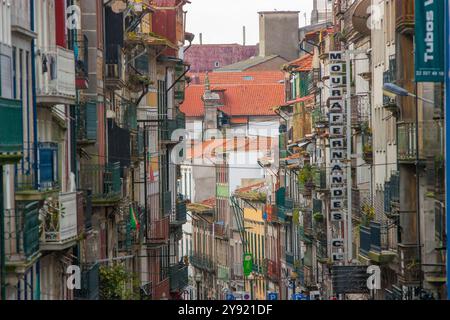 Porto, Portugal, 29 janvier 2011. Une vue au loin dans une rue de Porto avec seulement des bâtiments colorés, des balcons et des signes d'entreprise sans personnes. Banque D'Images