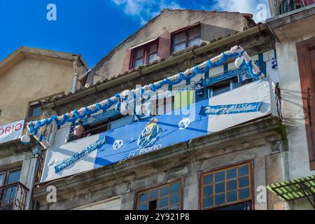 Porto, Portugal, 29 janvier 2011. Fan du FC Porto sur son balcon décoré bleu avec un ciel bleu Banque D'Images