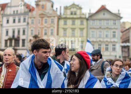 Prague, République tchèque. 07 octobre 2024. Les gens se rassemblent sur la place de la vieille ville lors de la cérémonie en hommage aux victimes des attentats du 7 octobre en Israël. L'attaque du groupe militant palestinien Hamas depuis la bande de Gaza le 7 octobre 2023 a entraîné la mort de 1 205 personnes du côté israélien, la plupart d'entre elles étant des civils. Diverses commémorations ont lieu dans le monde entier pour marquer le premier anniversaire des attaques du Hamas en Israël. Crédit : SOPA images Limited/Alamy Live News Banque D'Images