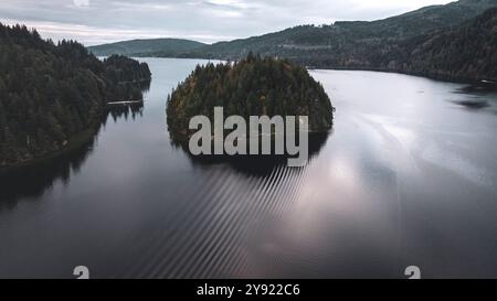 Vue aérienne par drone de Reveille Island dans le lac Whatcom, Bellingham, Washington, États-Unis Banque D'Images