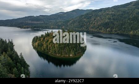 Vue aérienne par drone de Reveille Island dans le lac Whatcom, Bellingham, Washington, États-Unis Banque D'Images