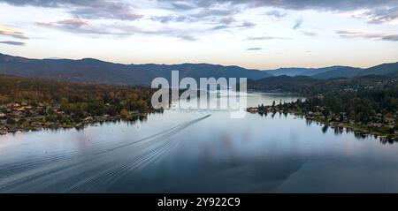 Vue aérienne par drone du lac Whatcom, Bellingham, Washington, États-Unis Banque D'Images