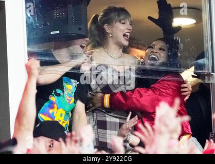 Kansas City, États-Unis. 07 octobre 2024. Taylor Swift encourage les chefs lors du Monday Night Football au stade Arrowhead à Kansas City, Missouri, le 7 octobre 2024. Photo de Jon Robichaud/UPI crédit : UPI/Alamy Live News Banque D'Images