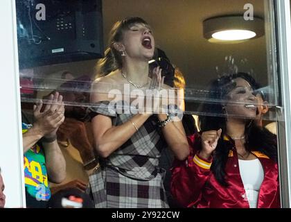 Kansas City, États-Unis. 07 octobre 2024. Taylor Swift encourage les chefs lors du Monday Night Football au stade Arrowhead à Kansas City, Missouri, le 7 octobre 2024. Photo de Jon Robichaud/UPI crédit : UPI/Alamy Live News Banque D'Images