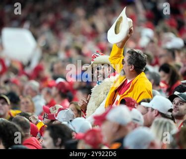 Kansas City, États-Unis. 07 octobre 2024. Les fans des Chiefs célèbrent pendant Monday Night Football au stade Arrowhead de Kansas City, Missouri, le 7 octobre 2024. Photo de Jon Robichaud/UPI crédit : UPI/Alamy Live News Banque D'Images