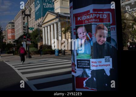 Washington DC, États-Unis. 07 octobre 2024. Une affiche montre une photo d'otages à Lafayette Square près de la Maison Blanche à Washington DC, États-Unis, le 7 octobre 2024. Aujourd’hui, c’est le premier anniversaire depuis que le Hamas a tué plus de 1 200 hommes, femmes et enfants, dont 46 Américains et citoyens de plus de 30 pays. Ce massacre de Juifs a été le plus important depuis l'Holocauste, qui a déclenché le conflit en cours à Gaza. Crédit : Aashish Kiphayet/Alamy Live News Banque D'Images