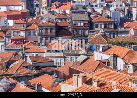 Porto, Portugal, 29 janvier 2011. Vue aérienne de Porto d'en haut. un paysage urbain avec de vieux toits orange. Avec de vieux bâtiments et des bâtiments abandonnés Wit Banque D'Images