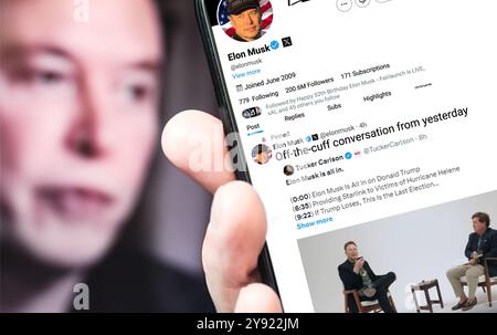 Poltava, Ukraine, 8 octobre 2024. Page de profil Twitter d'Elon Musk sur un écran de smartphone avec un nouveau tweet sur une conversation avec Tucker Carlson. I Banque D'Images