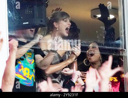 Kansas City, États-Unis. 07 octobre 2024. Taylor Swift encourage les Chiefs lors du Monday Night Football au stade Arrowhead de Kansas City, Missouri, le dimanche 7 octobre 2024. Photo de Jon Robichaud/UPI crédit : UPI/Alamy Live News Banque D'Images