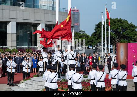 ** CHINE CONTINENTALE, HONG KONG, MACAO ET TAIWAN OUT** Une cérémonie de levée du drapeau a lieu sur la place Golden Bauhinia pour célébrer le 75e anniversaire Banque D'Images