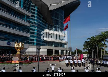 ** CHINE CONTINENTALE, HONG KONG, MACAO ET TAIWAN OUT** Une cérémonie de levée du drapeau a lieu sur la place Golden Bauhinia pour célébrer le 75e anniversaire Banque D'Images