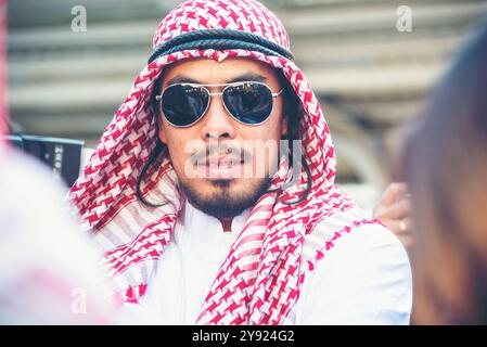 L'homme arabe islamique porte le hijab et la robe formelle musulmane multiculturelle diversité hommes d'affaires souriant regarder la caméra dans le paysage urbain moderne. Banque D'Images