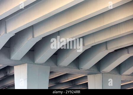 Structure en béton armé du passage supérieur d'autoroute. Vue de bas en bas. Poutres en béton sous le pont. Sous passage supérieur, poutres en ciment piliers Banque D'Images