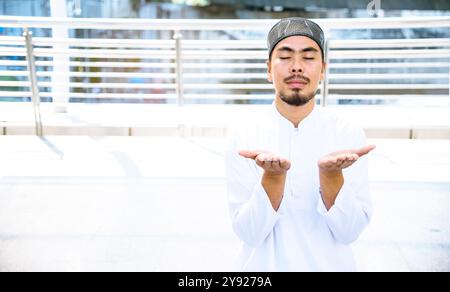 L'homme arabe islamique porte le hijab et la robe formelle musulmane multiculturelle diversité hommes d'affaires souriant regarder la caméra dans le paysage urbain moderne. Banque D'Images