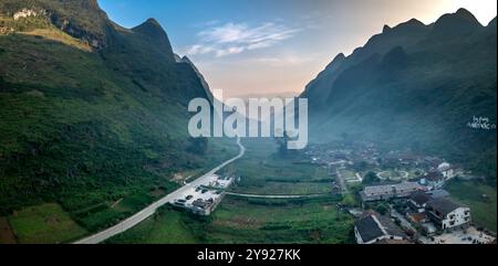 Une vaste vallée à Dong Van, province de Ha Giang, Vietnam entourée de majestueuses montagnes calcaires. Les falaises abruptes et imposantes créent un sauvage et majestueux Banque D'Images