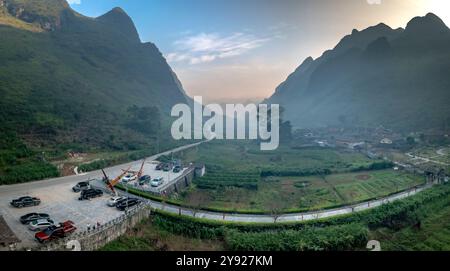 Une vaste vallée à Dong Van, province de Ha Giang, Vietnam entourée de majestueuses montagnes calcaires. Les falaises abruptes et imposantes créent un sauvage et majestueux Banque D'Images