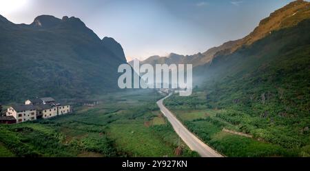 Une vaste vallée à Dong Van, province de Ha Giang, Vietnam entourée de majestueuses montagnes calcaires. Les falaises abruptes et imposantes créent un sauvage et majestueux Banque D'Images