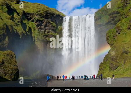 Cascade de Skógafoss sur la rivière Skógá dans le sud de l'Islande Banque D'Images