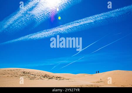 Image merveilleuse de Bolonia dunes de sable en Espagne avec 2 petites et 2 grandes traînées traînées entourent 2 personnes entre deux dunes Banque D'Images