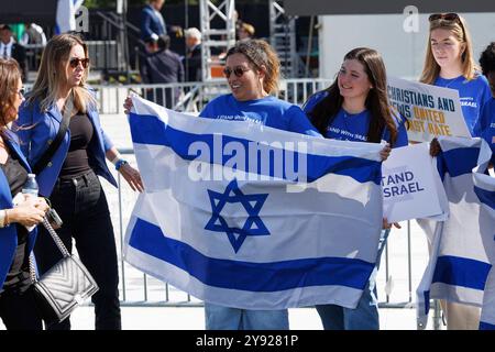 Washington, États-Unis. 07 octobre 2024. Les participants au rassemblement manifestent leur soutien à Israël lors d’un événement marquant le premier anniversaire de l’attaque menée par le Hamas le 7 octobre contre Israël, à Washington DC le lundi 7 octobre 2024. Photo Aaron Schwartz/CNP/ABACAPRESS. COM Credit : Abaca Press/Alamy Live News Banque D'Images