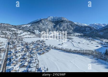 Ausblick auf das herrlich verschneite Allgäu BEI Bad Hindelang an der Deutschen Alpenstraße Bad Hindelang im Ostrachtal im Oberallgäu an einem sonnige Banque D'Images