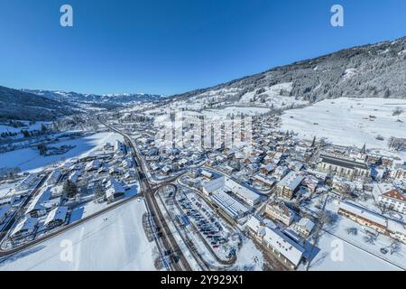 Ausblick auf das herrlich verschneite Allgäu BEI Bad Hindelang an der Deutschen Alpenstraße Bad Hindelang im Ostrachtal im Oberallgäu an einem sonnige Banque D'Images