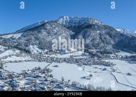 Ausblick auf das herrlich verschneite Allgäu BEI Bad Hindelang an der Deutschen Alpenstraße Bad Hindelang im Ostrachtal im Oberallgäu an einem sonnige Banque D'Images