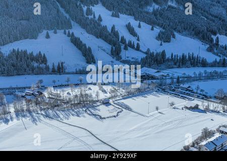 Ausblick auf das herrlich verschneite Allgäu BEI Bad Hindelang an der Deutschen Alpenstraße Bad Hindelang im Ostrachtal im Oberallgäu an einem sonnige Banque D'Images