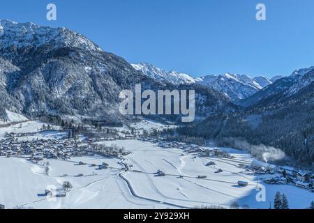 Ausblick auf das herrlich verschneite Allgäu BEI Bad Hindelang an der Deutschen Alpenstraße Bad Hindelang im Ostrachtal im Oberallgäu an einem sonnige Banque D'Images